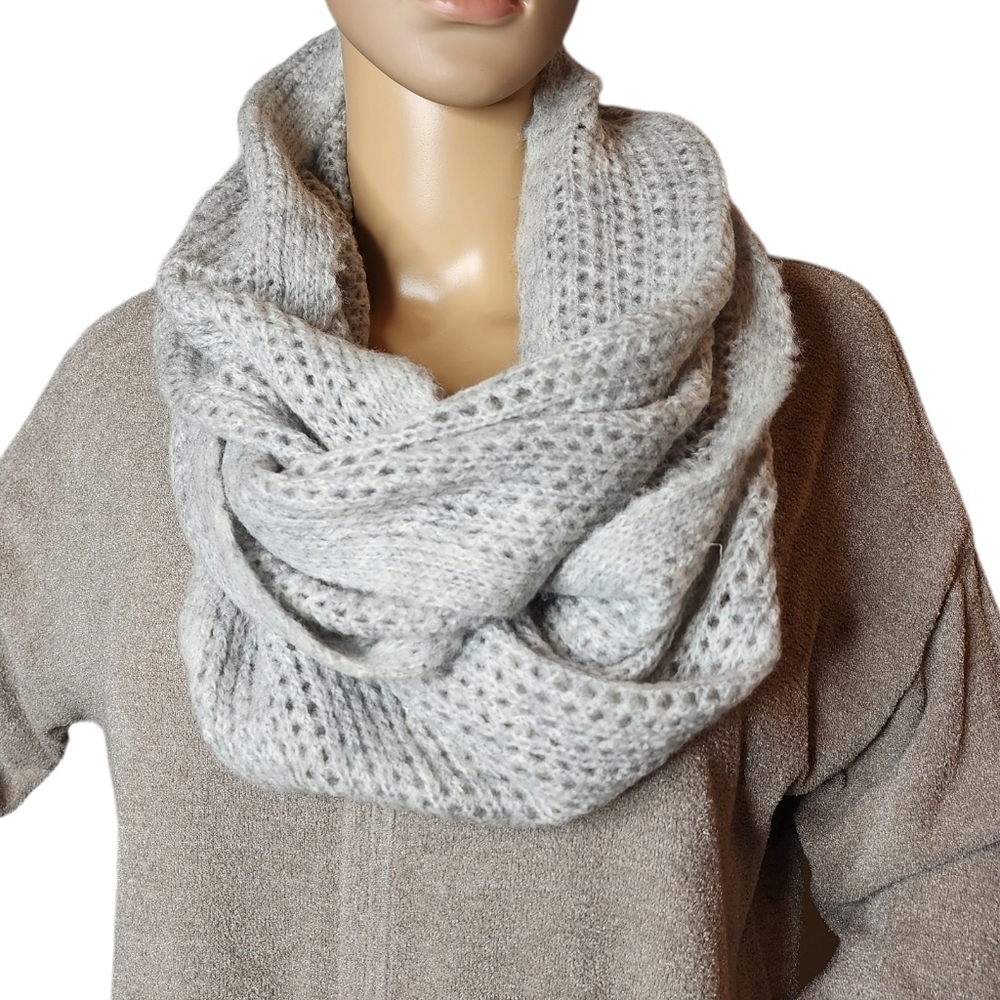Abercrombie grey knit infinity‎ scarf.